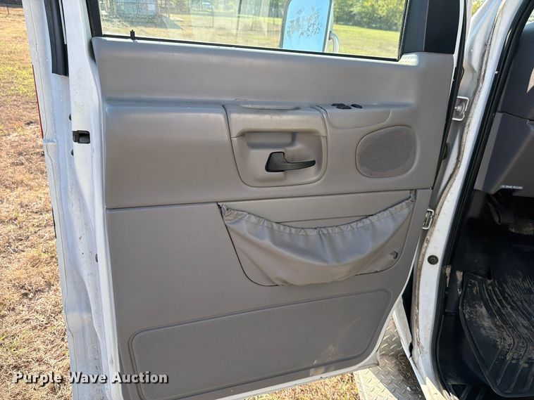 image for item FM8021 2000 Ford E350 ambulance