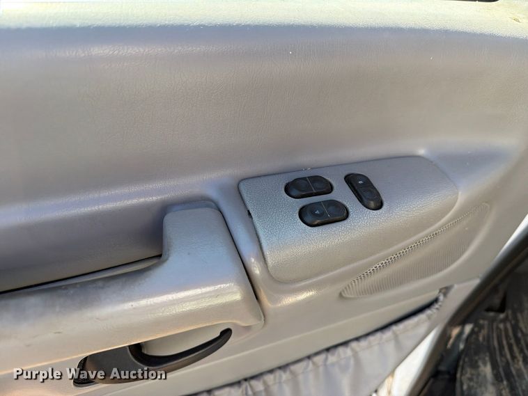 image for item FM8021 2000 Ford E350 ambulance