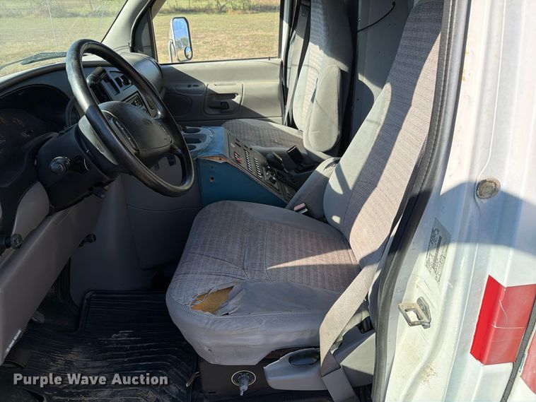 image for item FM8021 2000 Ford E350 ambulance