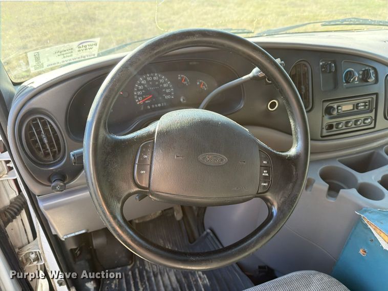 image for item FM8021 2000 Ford E350 ambulance