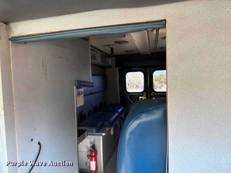 image for item FM8021 2000 Ford E350 ambulance
