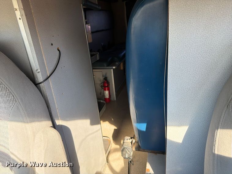 image for item FM8021 2000 Ford E350 ambulance