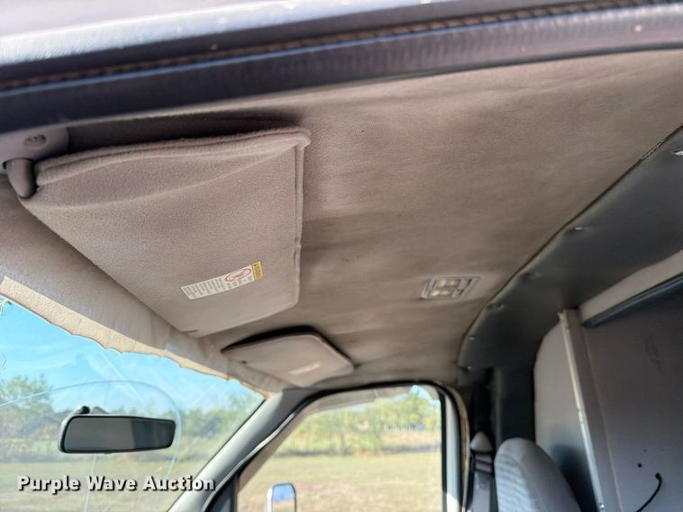 image for item FM8021 2000 Ford E350 ambulance