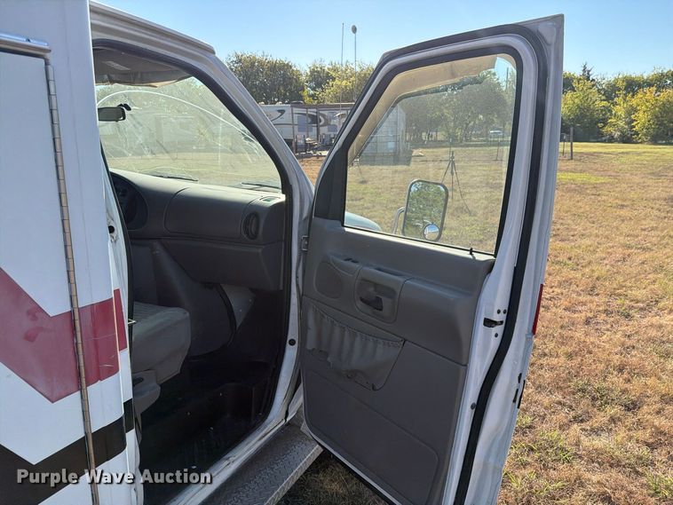 image for item FM8021 2000 Ford E350 ambulance