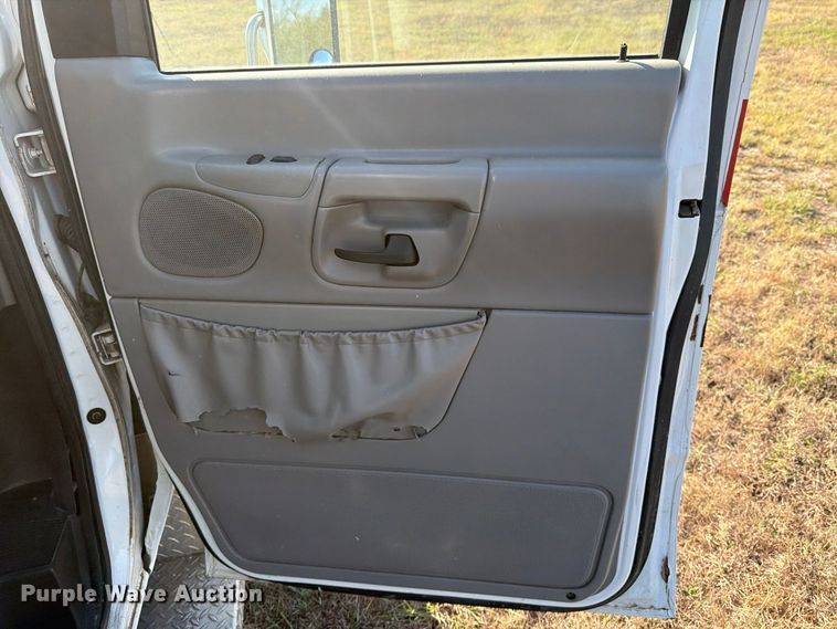 image for item FM8021 2000 Ford E350 ambulance