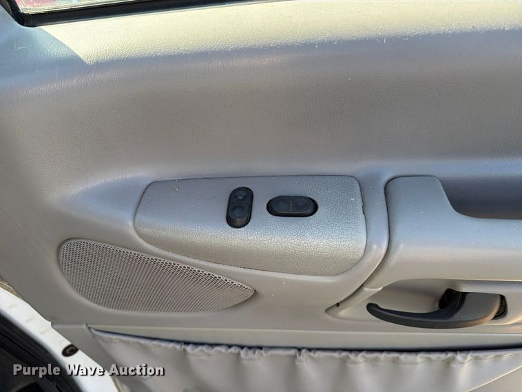image for item FM8021 2000 Ford E350 ambulance