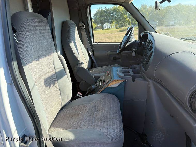 image for item FM8021 2000 Ford E350 ambulance
