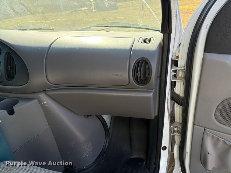 image for item FM8021 2000 Ford E350 ambulance