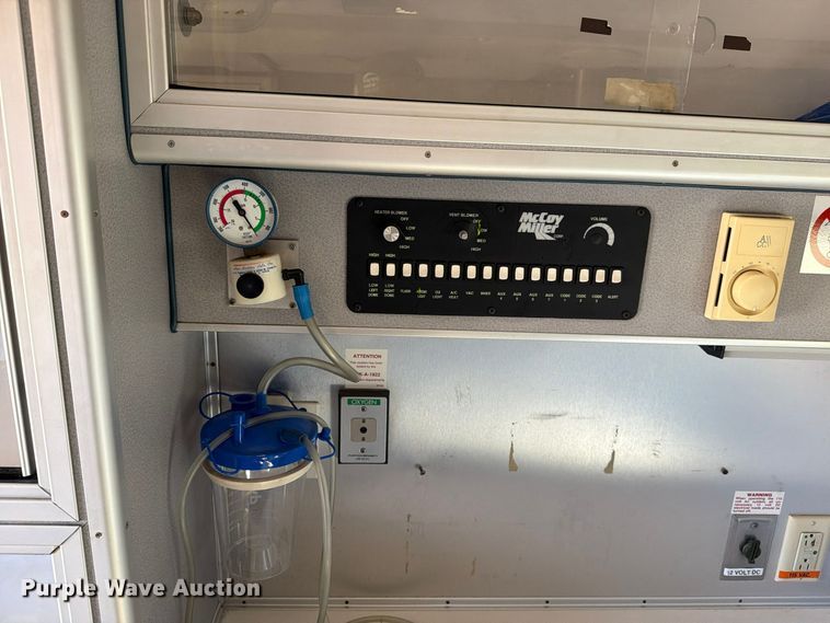 image for item FM8021 2000 Ford E350 ambulance