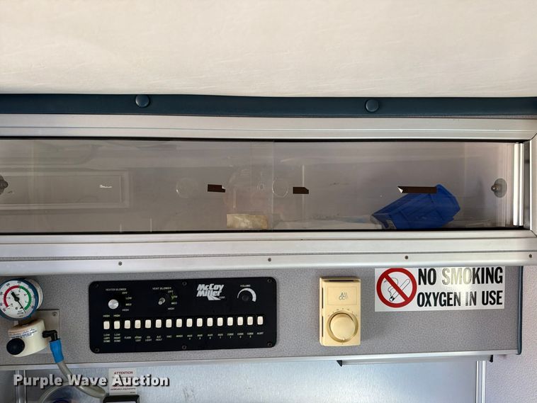 image for item FM8021 2000 Ford E350 ambulance
