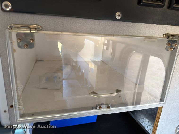 image for item FM8021 2000 Ford E350 ambulance