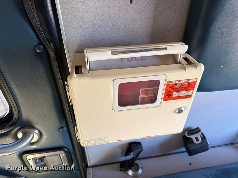 image for item FM8021 2000 Ford E350 ambulance