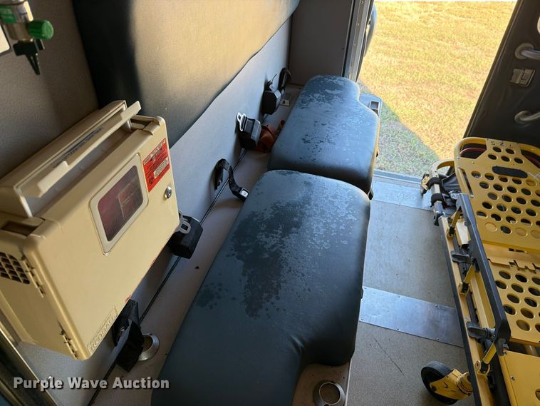 image for item FM8021 2000 Ford E350 ambulance