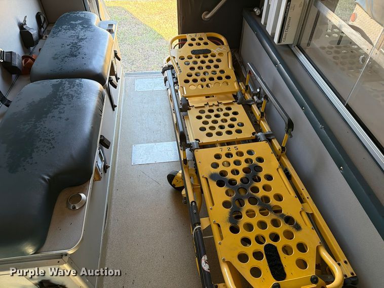 image for item FM8021 2000 Ford E350 ambulance