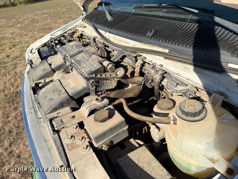 image for item FM8021 2000 Ford E350 ambulance