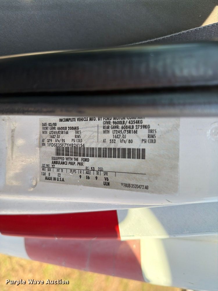 image for item FM8021 2000 Ford E350 ambulance