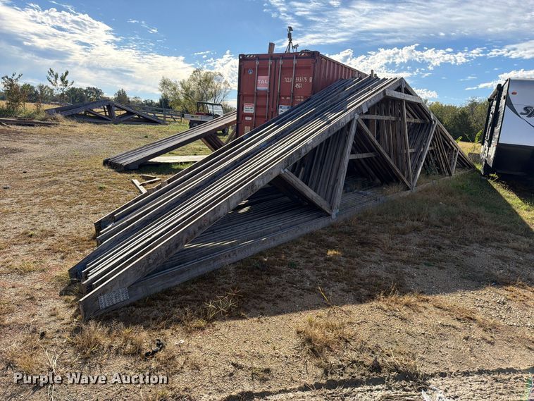 image for item FN5942 Approx. 40 trusses 2' x 6'