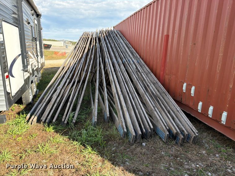 image for item FN5942 Approx. 40 trusses 2' x 6'