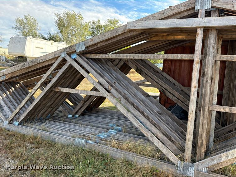 image for item FN5942 Approx. 40 trusses 2' x 6'