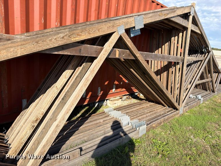 image for item FN5942 Approx. 40 trusses 2' x 6'