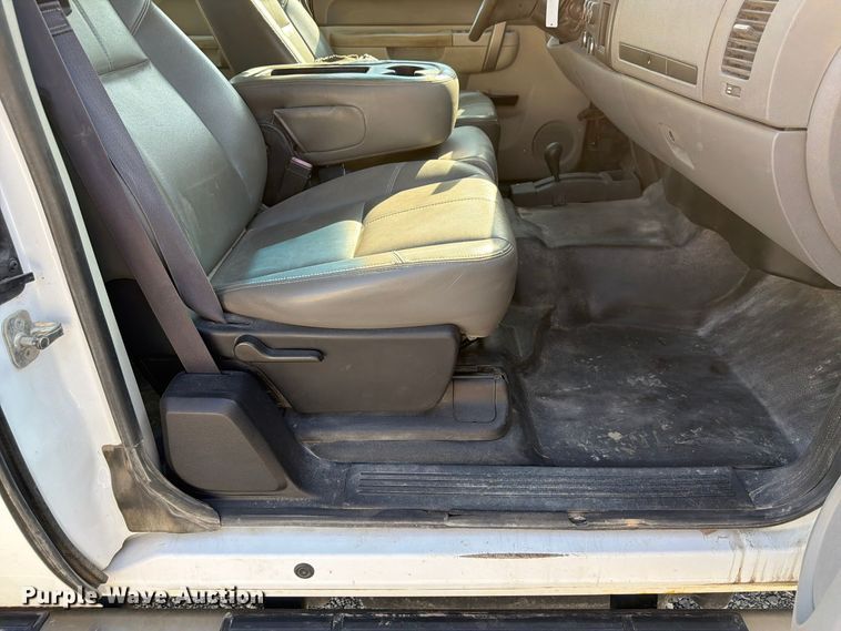 image for item FP3193 2013 Chevrolet Silverado 3500HD Ext. Cab utility bed pickup truck
