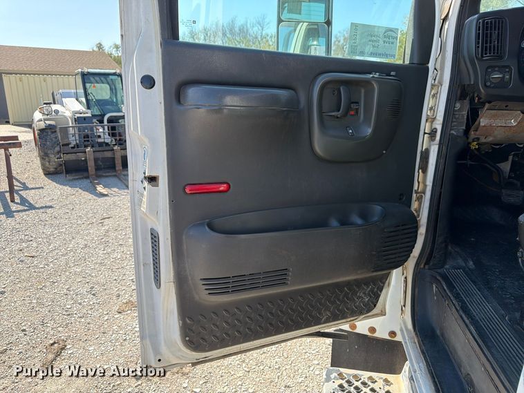image for item FP3194 2006 GMC C5500 rollback truck