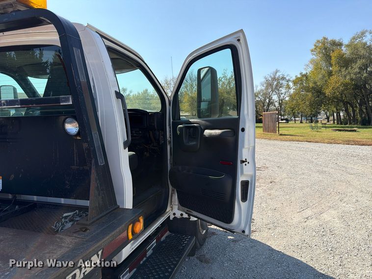 image for item FP3194 2006 GMC C5500 rollback truck