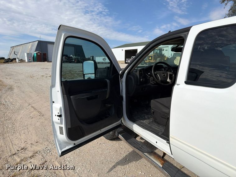 image for item FP3195 2013 Chevrolet Silverado 2500HD Ext. Cab pickup truck