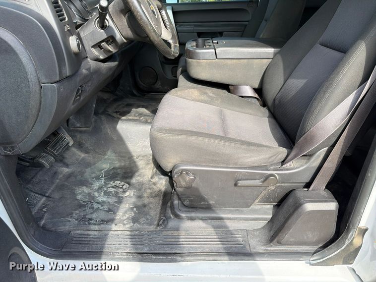 image for item FP3195 2013 Chevrolet Silverado 2500HD Ext. Cab pickup truck