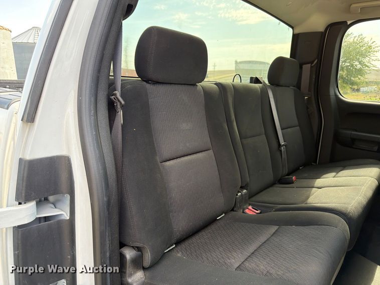 image for item FP3195 2013 Chevrolet Silverado 2500HD Ext. Cab pickup truck