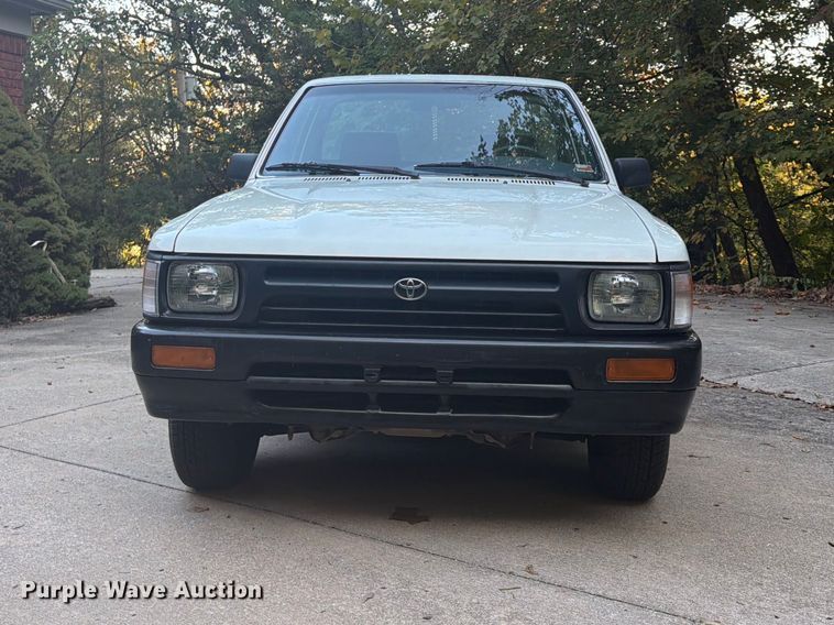 image for item FP4075 1992 Toyota Tacoma pickup truck