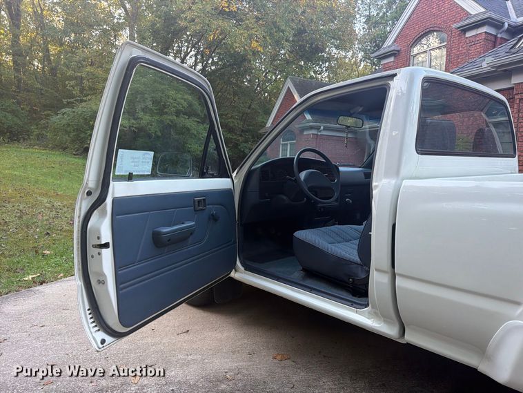 image for item FP4075 1992 Toyota Tacoma pickup truck