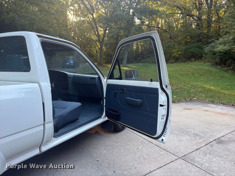 image for item FP4075 1992 Toyota Tacoma pickup truck