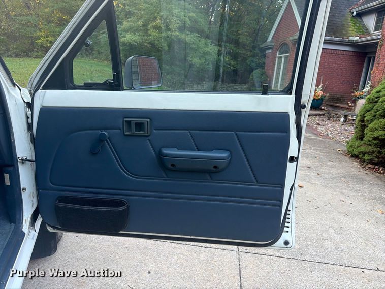 image for item FP4075 1992 Toyota Tacoma pickup truck
