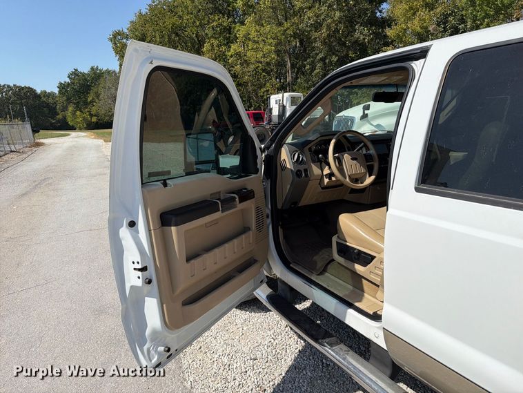 image for item FT6353 2010 Ford F250 Super Duty Crew Cab bale bed pickup truck