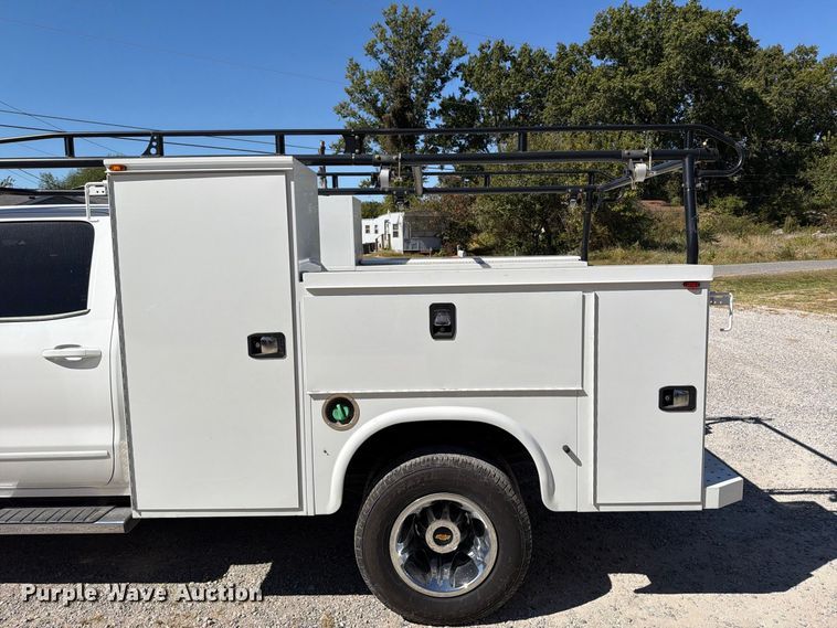 image for item FT6450 2018 Chevrolet Silverado 3500HD Crew Cab utility bed pickup truck