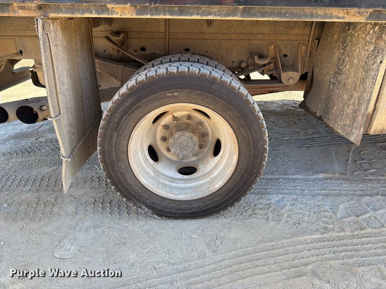 image for item FT6475 2015 Ford F450 Super Duty XL flatbed truck