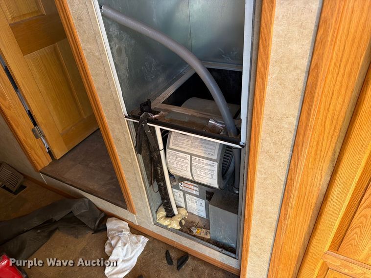 image for item FT6937 2004 Teton Homes skid mounted living quarters