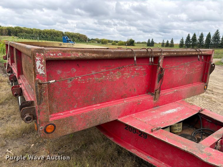 image for item FT8142 1997 Towmaster trailer