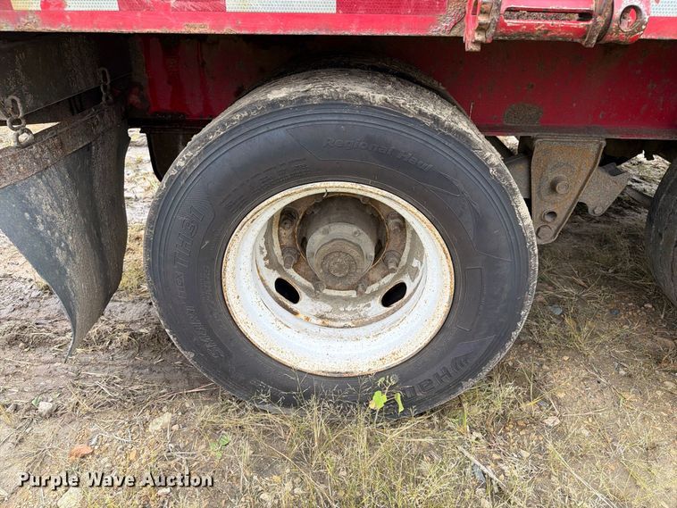 image for item FT8142 1997 Towmaster trailer