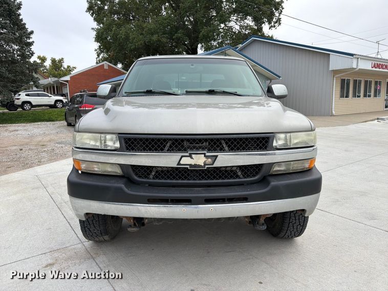 image for item FU0586 2001 Chevrolet Silverado 2500HD Crew Cab pickup truck