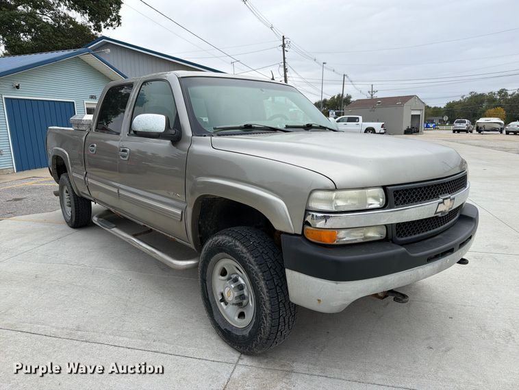 image for item FU0586 2001 Chevrolet Silverado 2500HD Crew Cab pickup truck