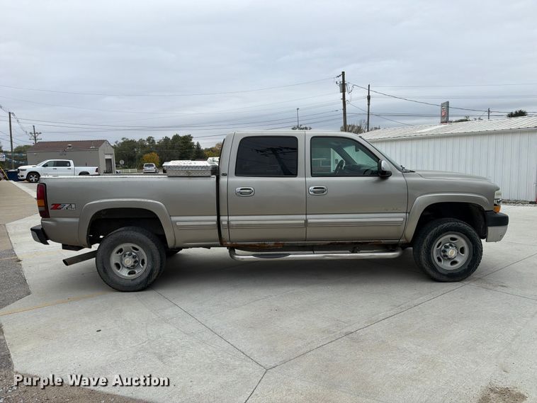 image for item FU0586 2001 Chevrolet Silverado 2500HD Crew Cab pickup truck