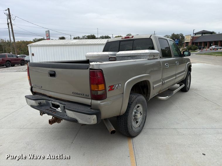 image for item FU0586 2001 Chevrolet Silverado 2500HD Crew Cab pickup truck