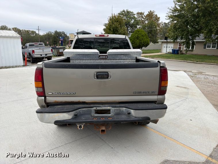 image for item FU0586 2001 Chevrolet Silverado 2500HD Crew Cab pickup truck