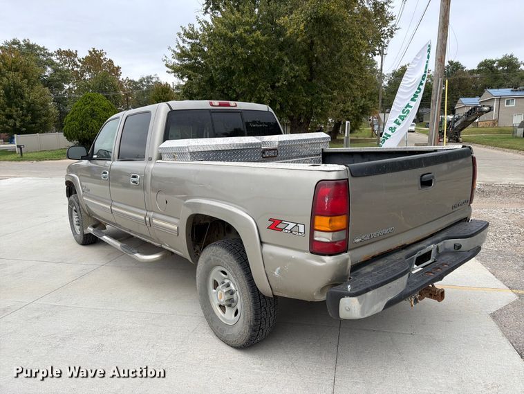 image for item FU0586 2001 Chevrolet Silverado 2500HD Crew Cab pickup truck