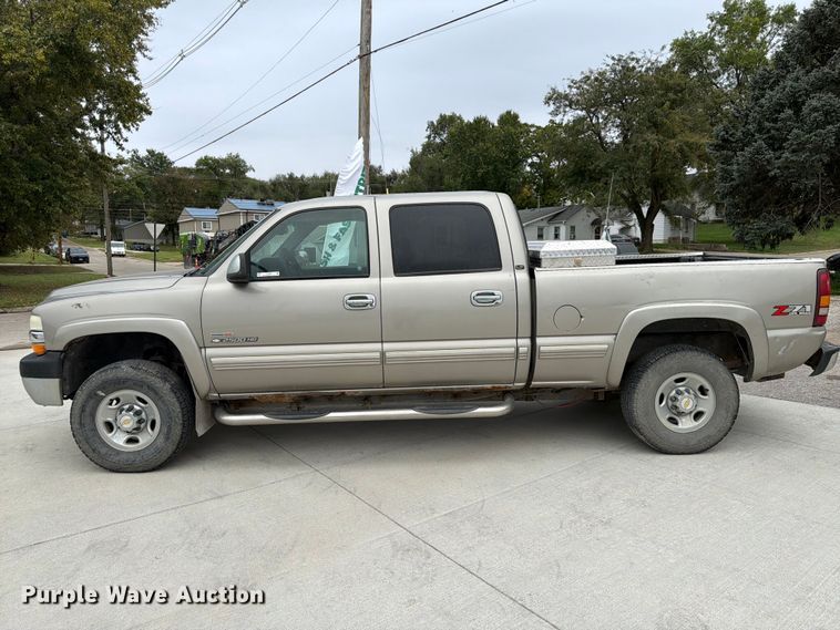 image for item FU0586 2001 Chevrolet Silverado 2500HD Crew Cab pickup truck