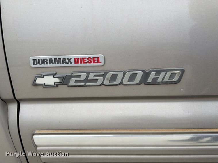 image for item FU0586 2001 Chevrolet Silverado 2500HD Crew Cab pickup truck