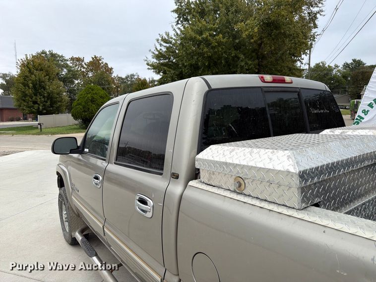 image for item FU0586 2001 Chevrolet Silverado 2500HD Crew Cab pickup truck
