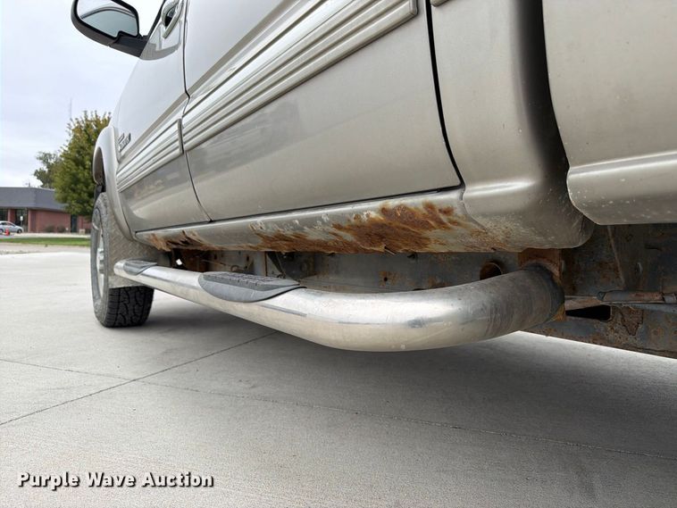 image for item FU0586 2001 Chevrolet Silverado 2500HD Crew Cab pickup truck